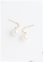 Load image into Gallery viewer, Pearled Gold Earrings